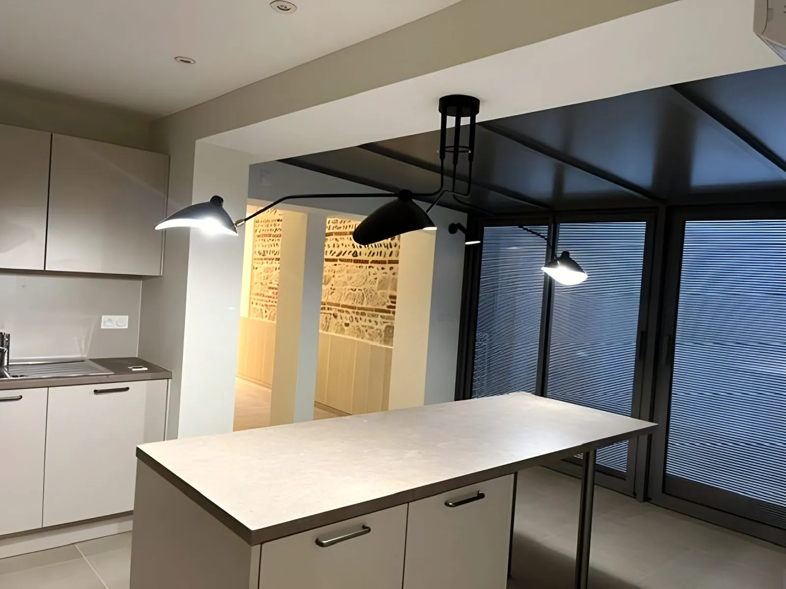 Cuisine avec îlot, maison de ville rénovée