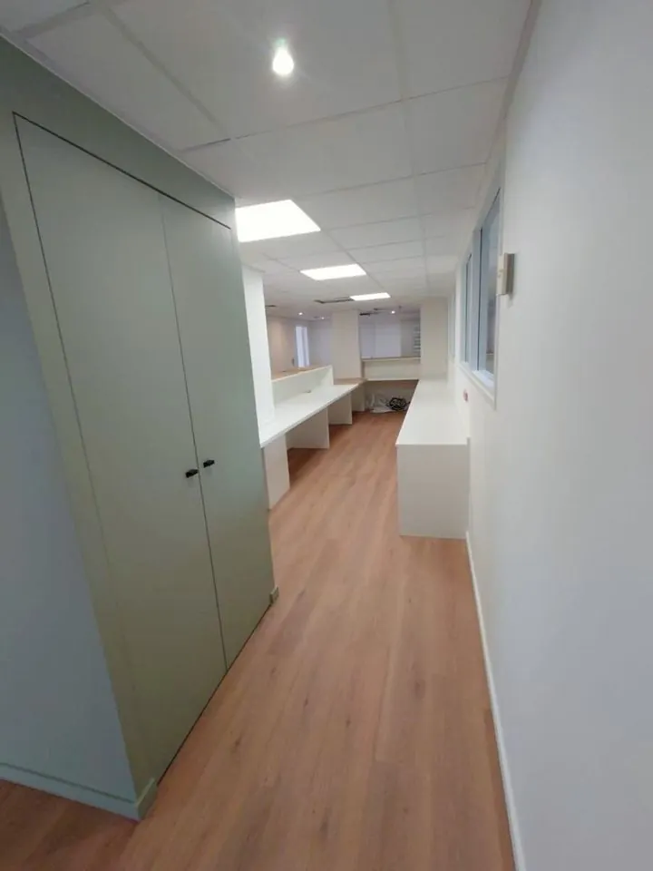 Bureaux : circulation et placards intégrés
