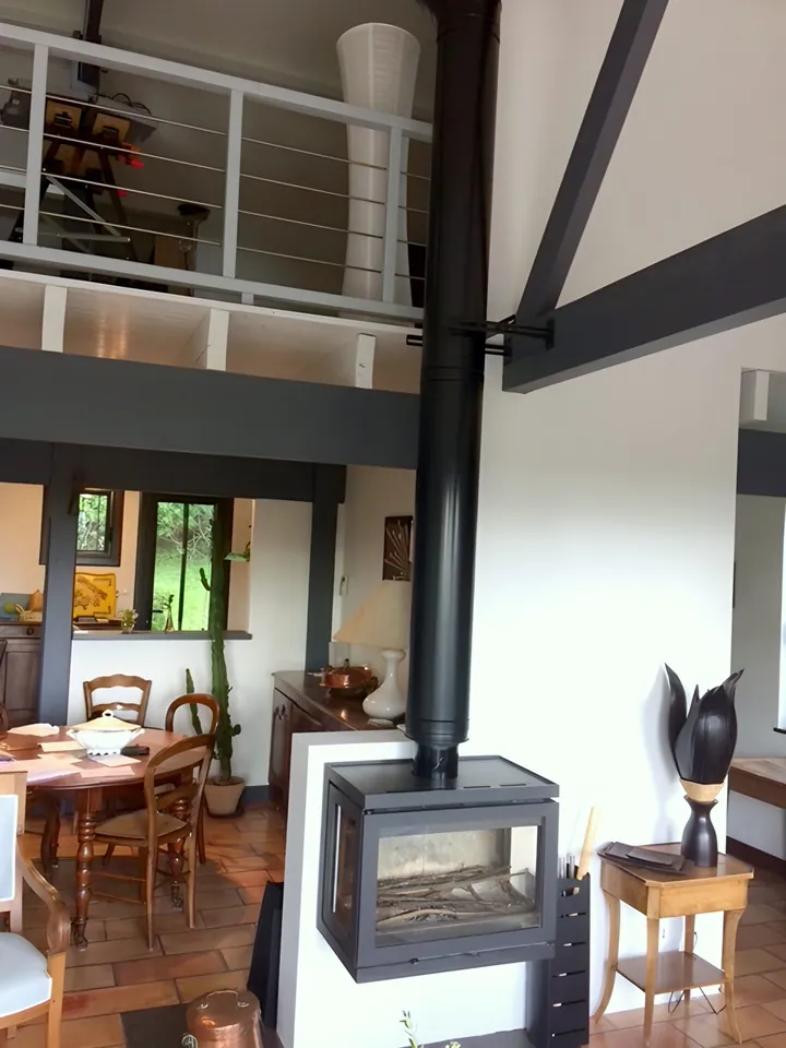 Poêle double face sous mezzanine