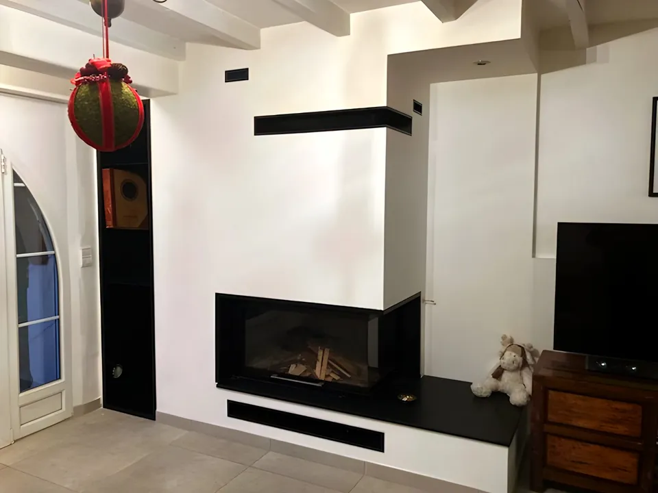 Cheminée d'angle et niches