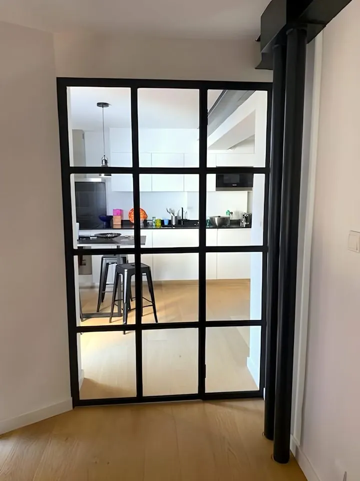 Verrière d'atelier vers la cuisine