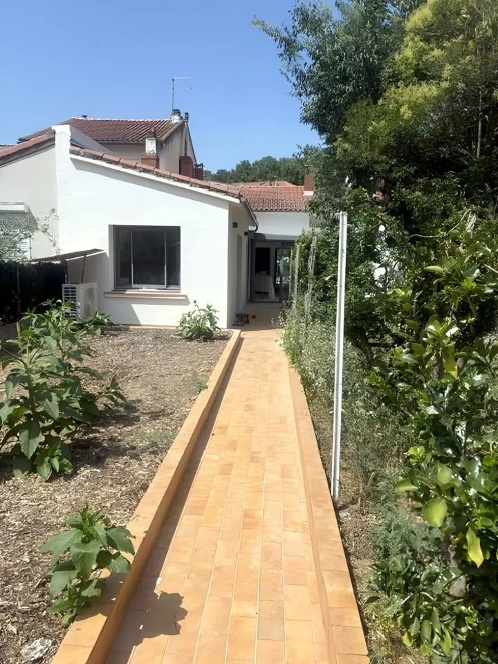 Allée de jardin en briques