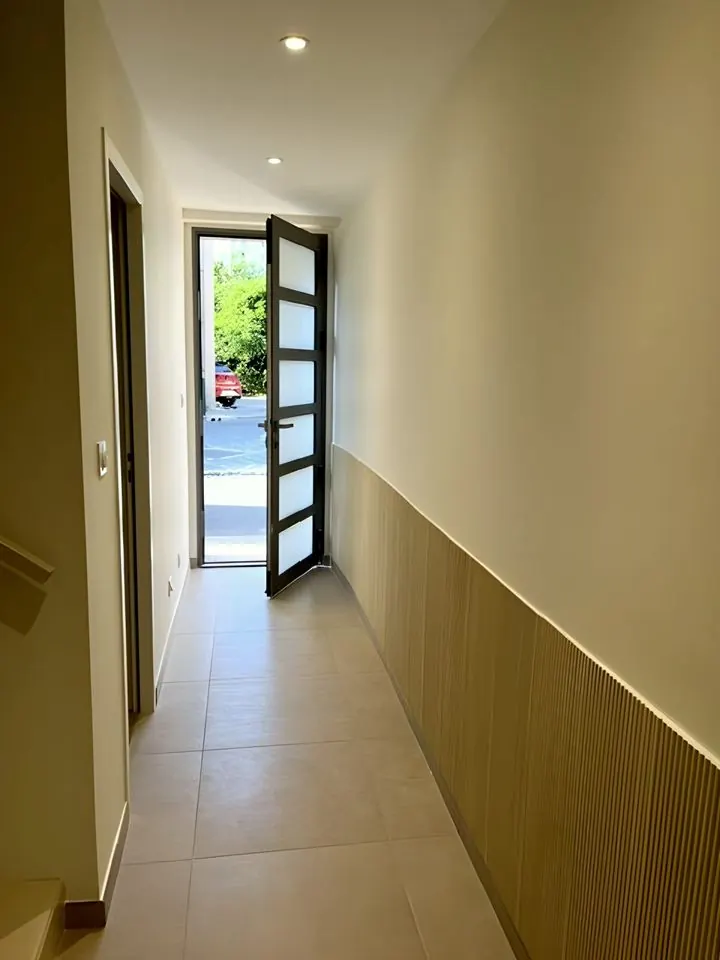 Entrée, soubassement bois