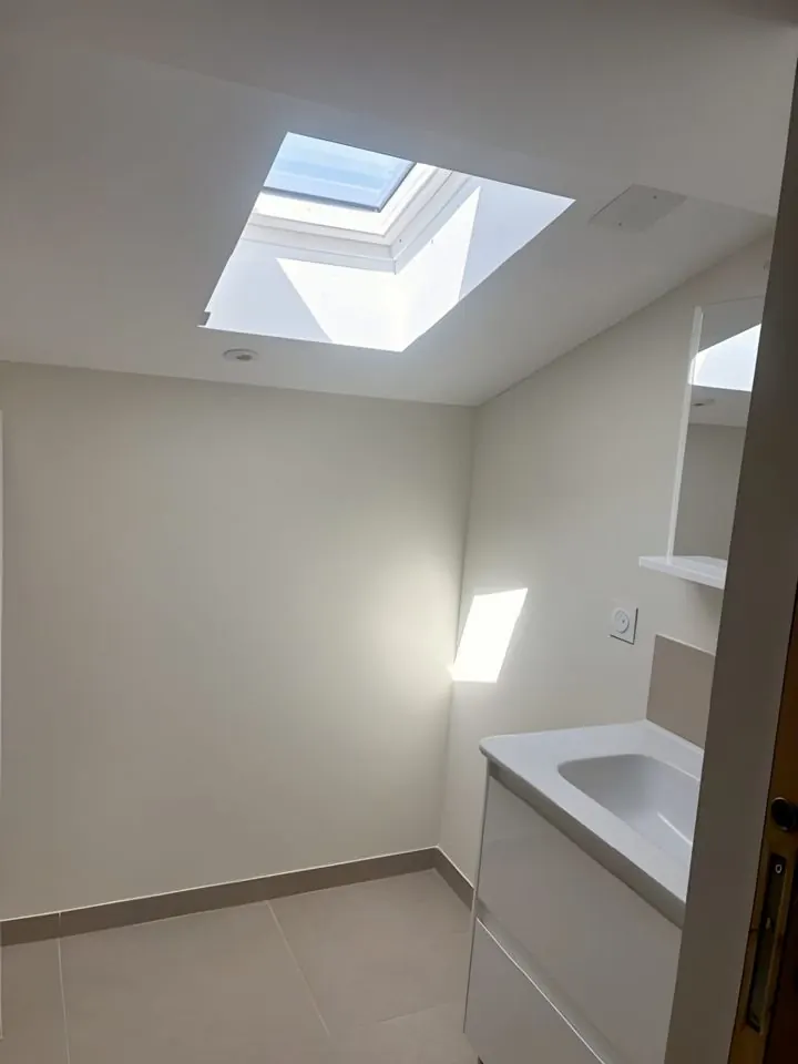 Salle d'eau sous fenêtre de toit