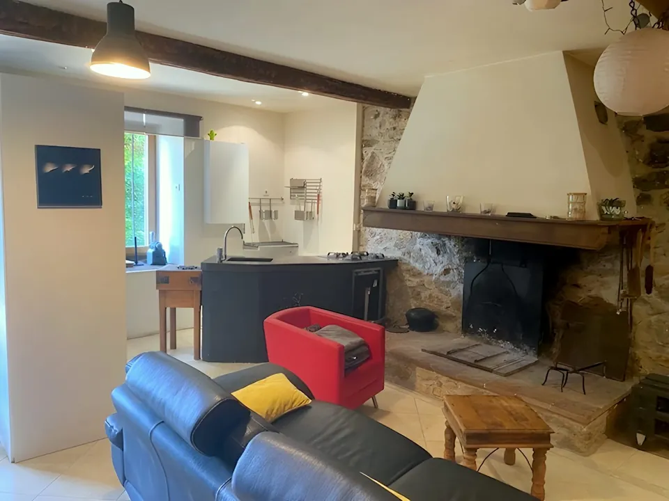 Séjour et cheminée, maison en pierre