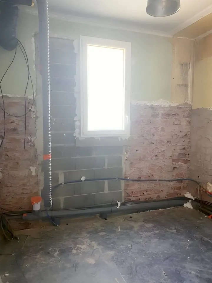 Ouverture en façade, pendant les travaux